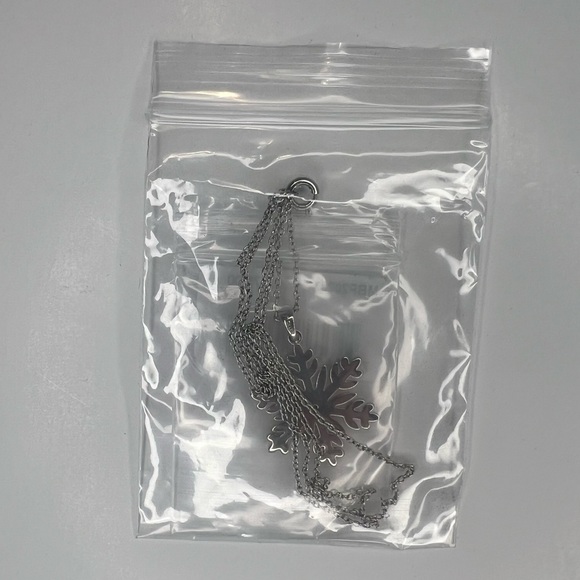 NWT Silver Plated Diamond Accent Snowflake Pendant Necklace 17” Chain - Picture 8 of 8